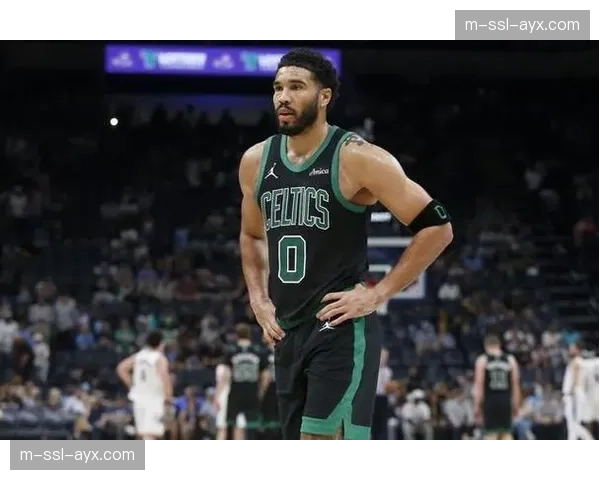 特写镜头:杰森·塔图姆在命中关键罚球后,向客场观众席做出“安静”手势 特写镜头:杰森·塔图姆在命中关键罚球后,向客场观众席做出“安静”手势