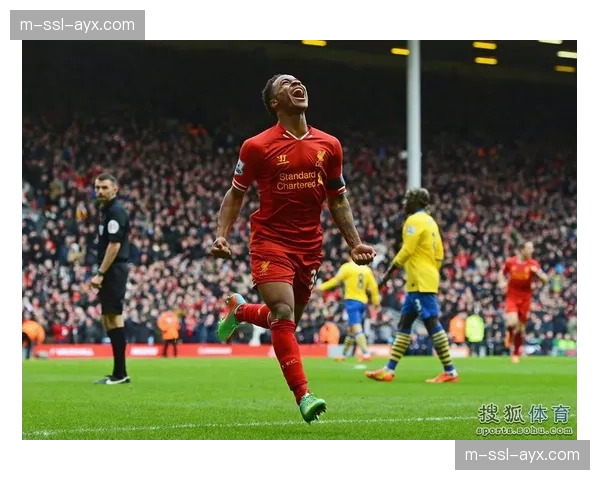 特写：终场哨响，克洛普与萨拉赫紧紧相拥，安菲尔德响起You'll Never Walk Alone